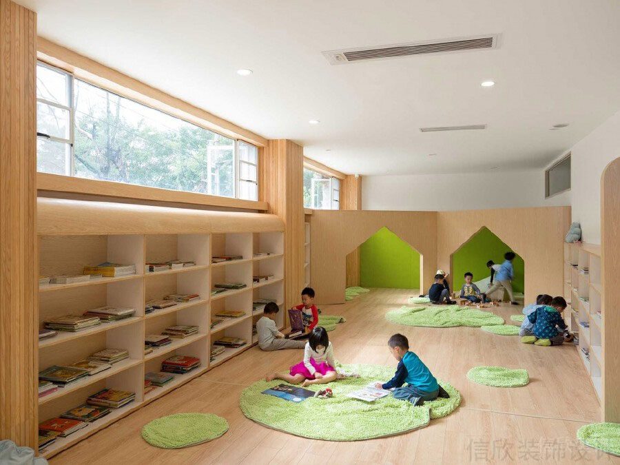幼兒園裝修設(shè)計(jì)效果圖原木風(fēng)定制收納閱讀書柜。童躲避屋,色環(huán)保裝修。