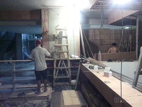 上船下船餐廳裝修施工現(xiàn)場(chǎng)_墻面施工。