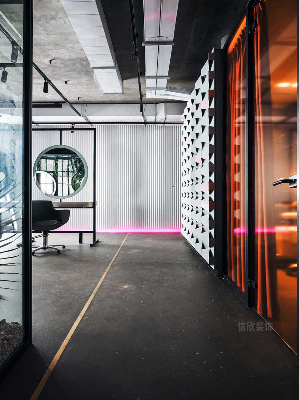 美發店裝修白色的波浪板隔斷