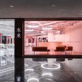 紅色玻璃透光設計大理石過道本來發型工作是現代裝修門店