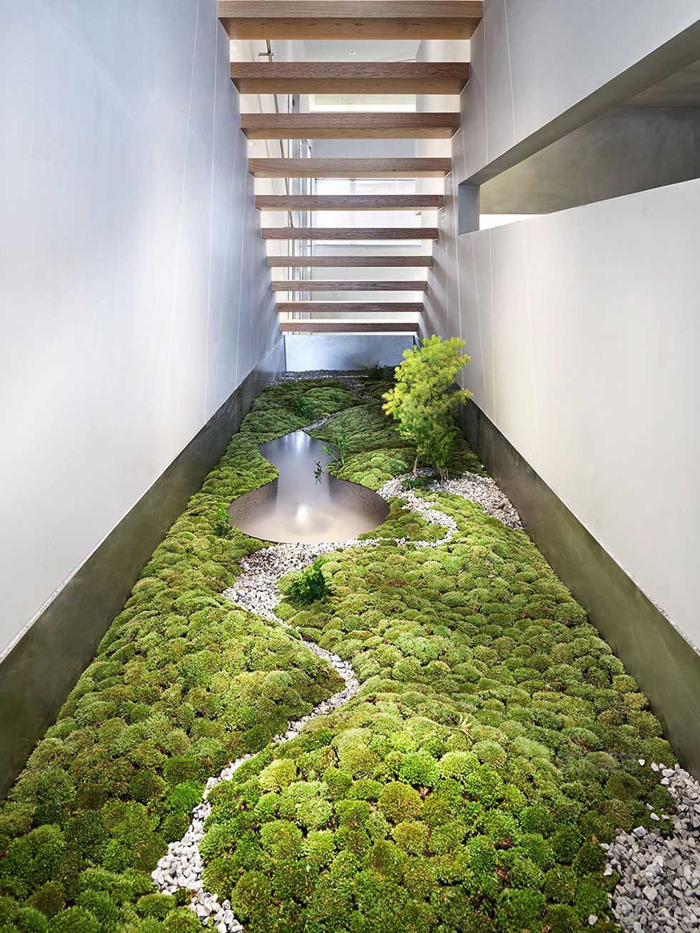 現(xiàn)代簡約風(fēng)格辦公室樓梯空間綠植景觀裝修圖