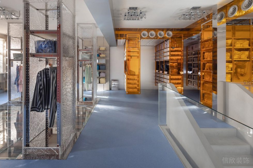 深圳市寶安區(qū)沙井現(xiàn)代風服裝店裝修設計黃色亞克力玻璃展架