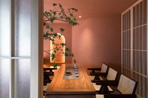 深圳寶安現(xiàn)代風(fēng)茶館純木長桌裝修設(shè)計(jì)
