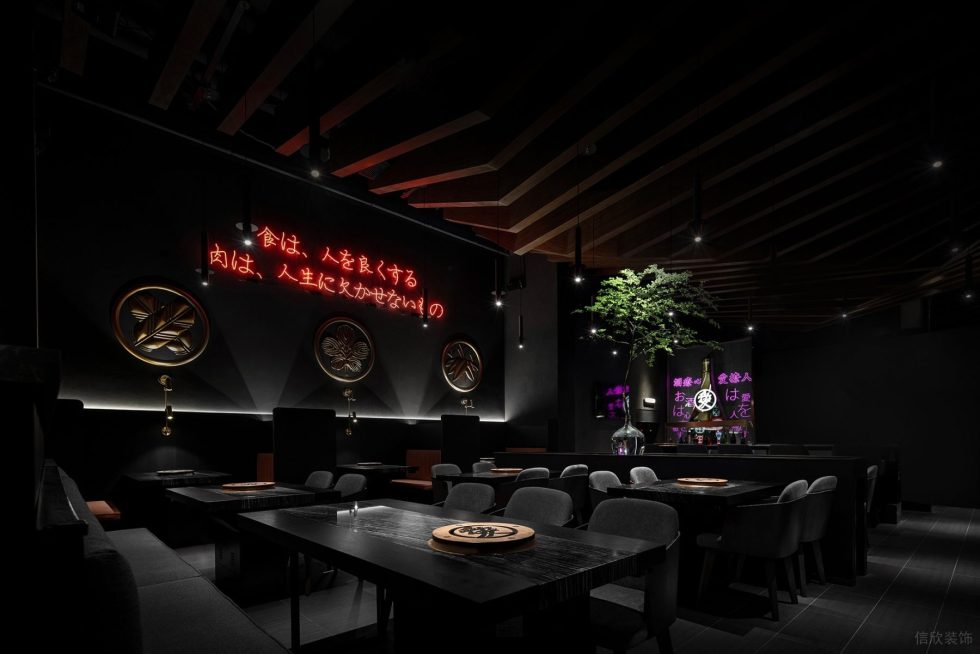 深圳龍華區(qū)神秘日式高級黑金輕奢風(fēng)酒吧多人用餐區(qū)裝修設(shè)計(jì)