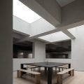 智能未來體驗(yàn)展廳裝修設(shè)計(jì) 黑色桌子白色長木凳
