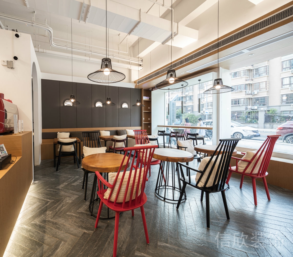 深圳羅湖國貿(mào)面包店深咖啡色墻面軟包裝修設計