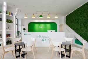 深圳市羅湖口岸愛未母語語言培訓機構(gòu)亞克力背景墻前臺接待處